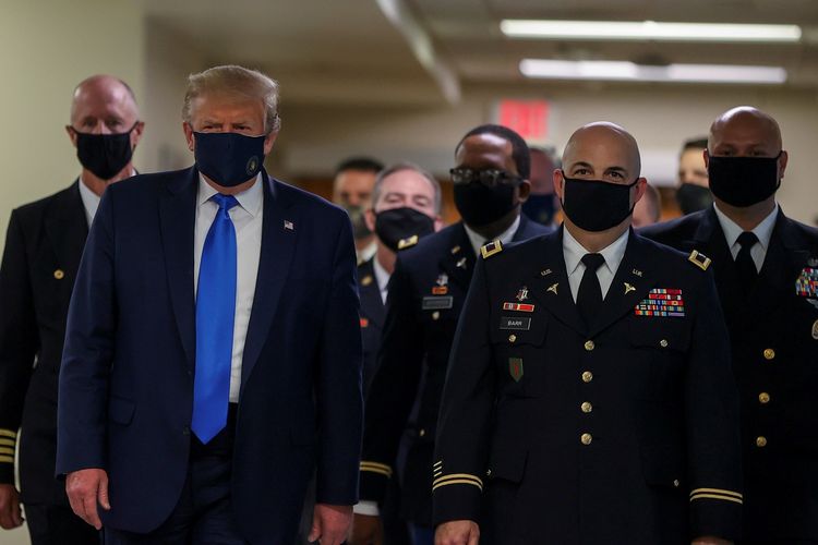 Presiden Amerika Serikat (AS) Donald Trump mengenakan masker ketika mengunjungi Rumah Sakit Militer Walter Reed di Bethesda, Maryland, pada 11 Juli 2020.