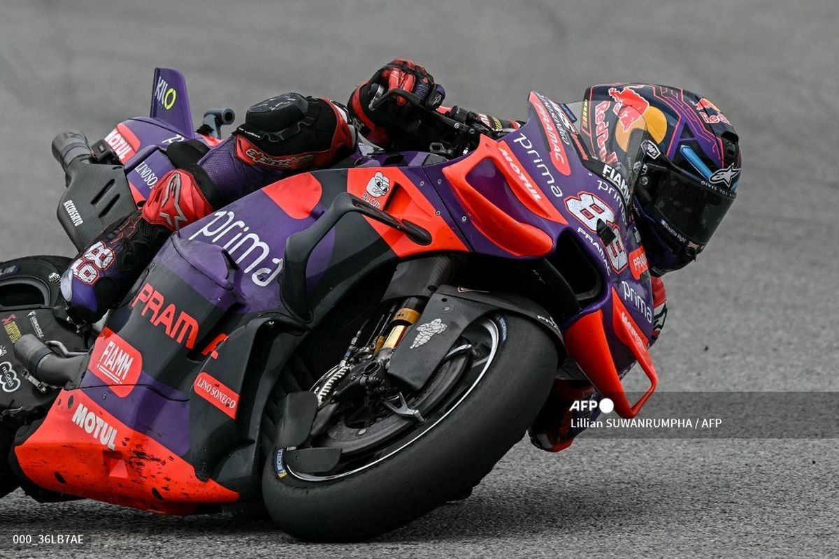 Jadwal dan link live streaming MotoGP Malaysia 2024. Pebalap Pramac Racing, Jorge Martin, kala beraksi dalam rangkaian MotoGP Malaysia di Sirkuit Sepang pada 2 November 2024. (Photo by Lillian SUWANRUMPHA / AFP)