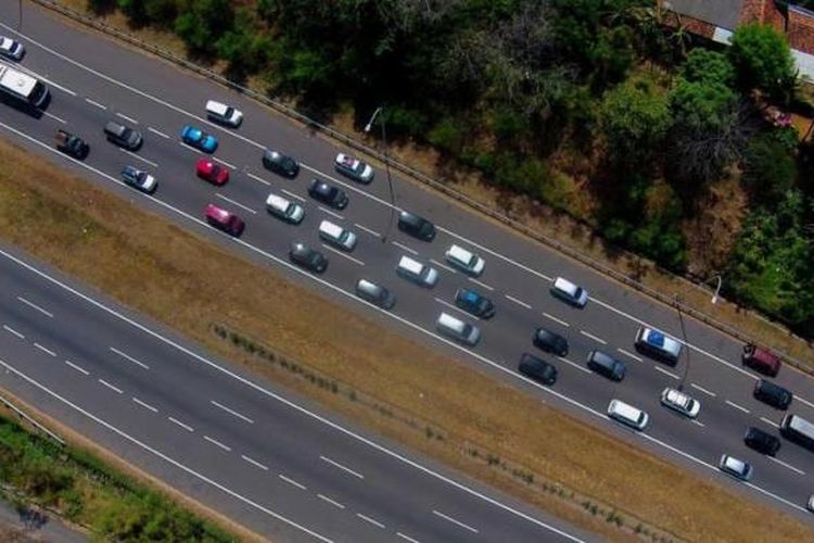 Arus mudik kendaraan dua hari menjelang Idul Fitri di ruas tol pantura (Cipali dan Palikanci), Jawa Barat, tersendat sepanjang 42 kilometer, Rabu (15/7/2015). Arus kendaraan terpantau tersendat dari Ciperna (Tol Palikanci) kilometer 205 hingga Majalengka (Tol Cipali) kilometer 163. 