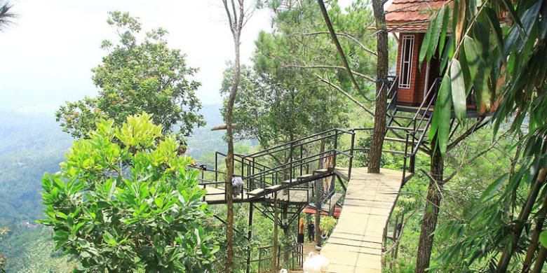 Jembatan pandang obyek wisata Bukit Asmara Situk, Desa Kalilunjar, Kecamatan Banjarmangu, Kabupaten Banjarnegara, Jawa Tengah, Sabtu (12/11/2016). Obyek wisata yang menawarkan panorama alam dari atas ketinggian ini dikelola swadaya oleh warga setempat sejak awal tahun. Dari pengelolaan obyek wisata tersebut, desa mendapat tambahan pemasukan untuk meningkatkan infrastruktur sekaligus menggerakkan perekonomian warga.