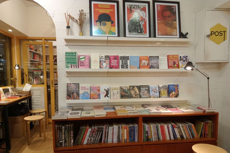 Buku-buku di Post Bookshop Pasar Santa yang beragam dari fiksi sampai non-fiksi, Jumat (16/2/2024).