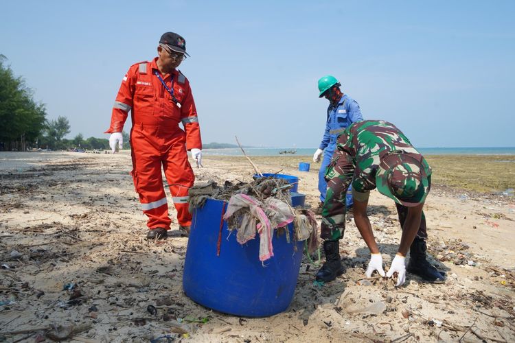 Dalam rangka memperingati Hari Peduli Sampah Nasional 2024 Pertamina melalui PT Trans-Pacific Petrochemical Indotama (TPPI) bersama PT Pertamina Patra Niaga FT Tuban mengadakan bersih-bersih Pantai Panduri, Kecamatan Jenu, Tuban, Jumat (23/2/2024).