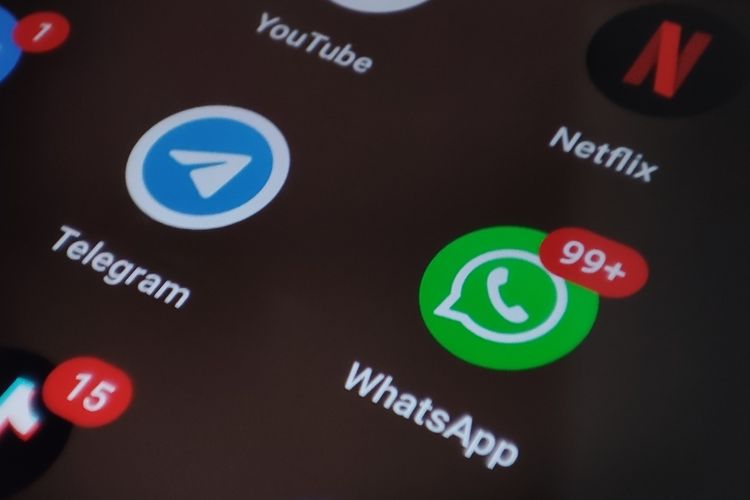 Ilustrasi aplikasi pesan instan WhatsApp dan Telegram.