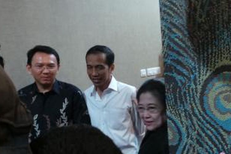 Mantan Presiden RI Megawati Soekarnoputri (kanan) bersama Gubernur DKI Jakarta Joko Widodo (tengah) dan Wakil Gubernur DKI Jakarta Basuki Tjahaja Purnama (kiri) dalam jamuan makan malam yan lg diselenggarakan di kediaman Basuki, di Pantai Mutiara, Jakarta, Rabu (25/12/2013).
