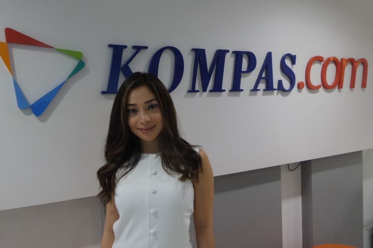 Nikita Willy berpose di kantor redaksi Kompas.com di Palmerah Selatan, Jakarta Pusat, Rabu (1/11/2017). Kedatangannya untuk mempromosikan film horor Gasing Tengkorak yang merupakan garap rumah produkai Dee Company & MD Pictures.