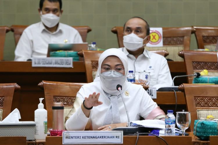 Menteri Ketenagakerjaan Ida Fauziyah memberikan penjelasan evaluasi program Kemenaker dan BPJS Ketenagakerjaan di Komisi IX DPR RI, Jakarta, Senin (18/1/2021).