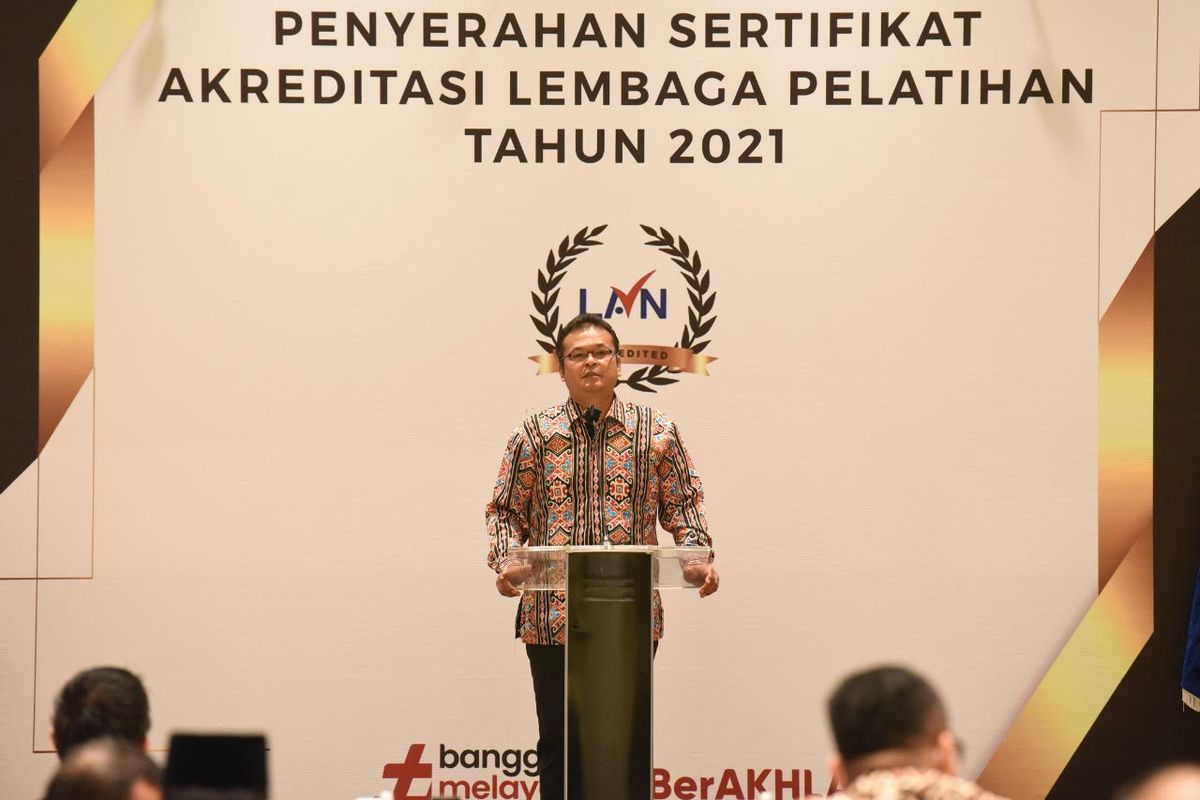 Kepala Lembaga Administrasi Negara (LAN) Adi Suryanto saat memberikan sambutan pada acara Penyerahan Sertifikat Akreditasi Lembaga Pelatihan Tahun 2021? di Ballroom Hotel Ayana Midplaza, Selasa (14/9/2021).