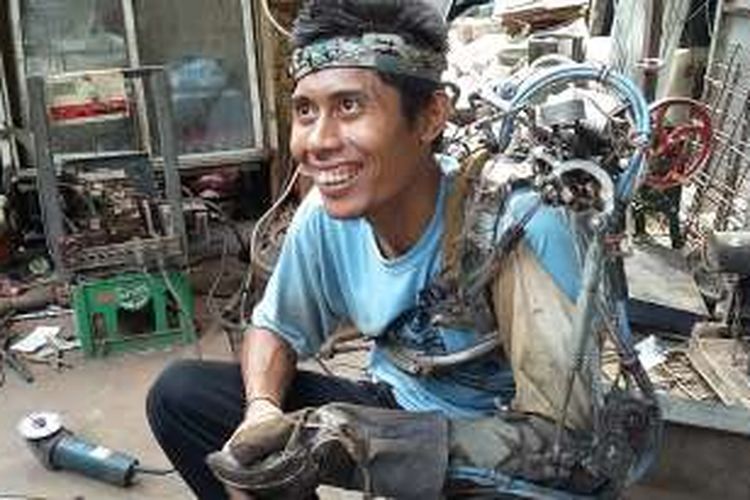 Tawan si manusia tangan robot asal Karangasem Bali.