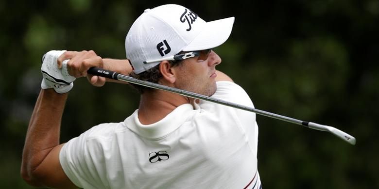 Pegolf Australia, Adam Scott, melihat hasil pukulan tee-nya di hole ke-12 pada putaran pertama PGA Championship, di Oak Hill Country Club, Kamis (8/8/2013).