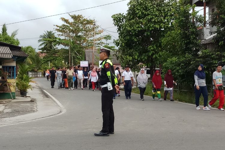 Warga Ranai mengikuti jalan sehat yang digagas Kemenkes dan Dinkes Natuna dalam rangka memastikan bahwa Natuna sahat, Minggu (9/2/2020).