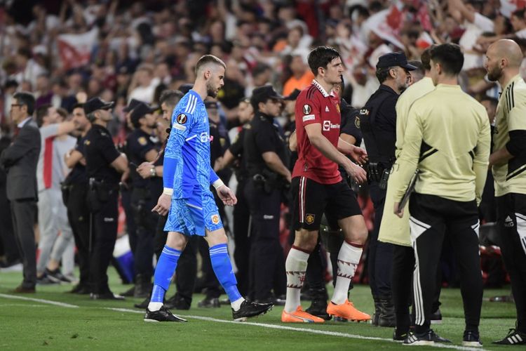 Kiper Manchester United, David de Gea, dan bek Harry Maguire meninggalkan lapangan usai laga kontra Sevilla pada leg kedua babak perempat final Liga Europa di Ramon Sanchez-Pizjuan, Jumat (21/4/2023) dini hari WIB.