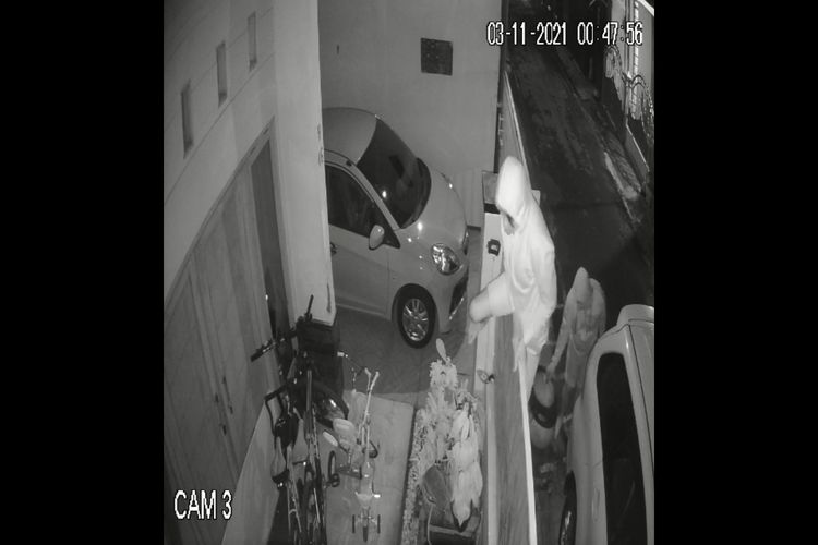 TEREKAM CCTV—Nampak pelaku pencurian sepeda di di Perumahan Bumi Mas I, Kelurahan Mojorejo, Kecamatan Taman, Kota Madiun, Rabu (3/11/2021) dini hari terekam CCTV milik salah satu warga. Kasus pencurian itu sementara ditangani Polres Madiun Kota. 