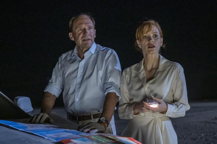 Ralph Fiennes dan Jessica Chastain dalam film The Forgiven (2021)