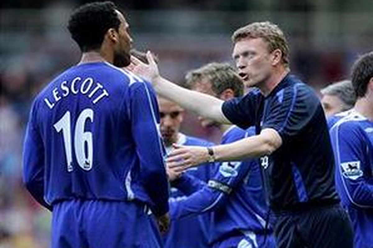 Pelatih Everton, David Moyes (kanan) saat memberi petuah kepada Joleon Lescott.