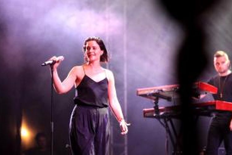 Penyanyi asal Inggris, Jessie Ware meghibur penggemarnya saat We The Fest (WTF) 2015 di Parkir Timur Senayan, Jakarta Selatan, Minggu (9/8/2015). Sejumlah musisi antara lain Echosmith, Sheppard, dan Madeon tampil pada WTF 2015.