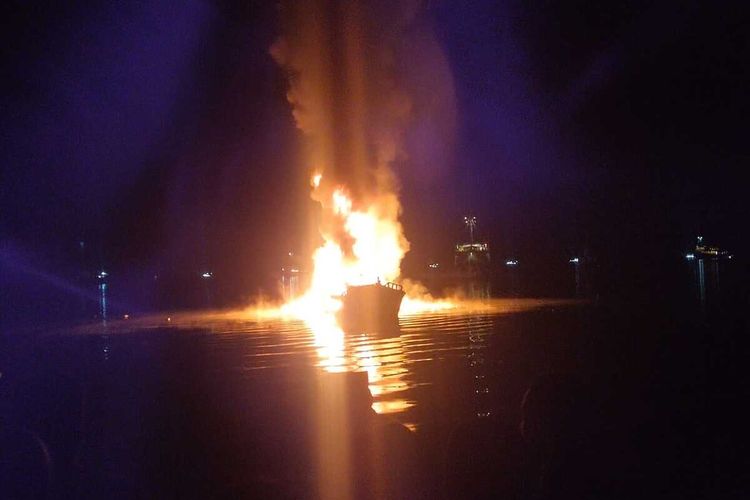 KM Sayang Salsabila yang sednagmengangkut 35 ton minyak tanah terbakar saat berlabuh di sekitar pangkalan Speedboat desa Tulehu, kecamatan Salahutu, Maluku Tengah, Kamis malam (20/10/2022)