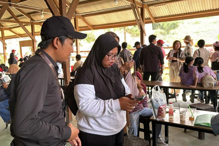 Staf Kedeputian Transformasi Hijau dan Digital Otorita Ibu Kota Nusantara (OIKN) Reyza Zakaria ikut membantu melayani ratusan warga yang antusias mengunjungi IKN, Minggu (15/9/2024).