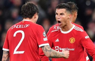 Cristiano Ronaldo (tengah) saat merayakan gol pada laga kedua Grup F Liga Champions yang mempertemukan Man United Vs Villarreal di Stadion Old Trafford, Kamis (30/9/2021) dini hari WIB.