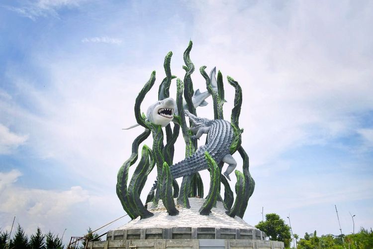 Ikon Kota Surabaya, patung Suro dan Boyo, salah satu tempat wisata Surabaya yang bisa dikunjungi.