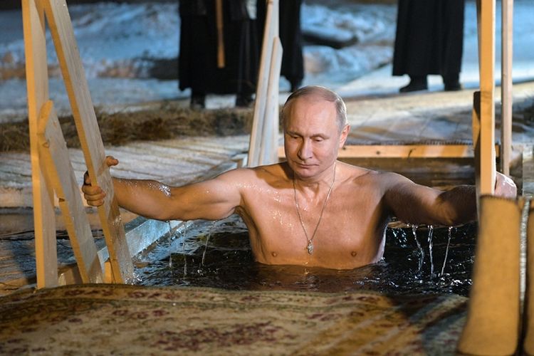 Presiden Vladimir Putin menceburkan diri ke Danau Selinger, sebelah timur laut Moskwa di tengah suhu minus 5 derajat Celcius. Ini adalah bagian dari tradisi Kristen Ortodoks untuk mengenang pembabtisan Yesus di Sungai Jordan.
