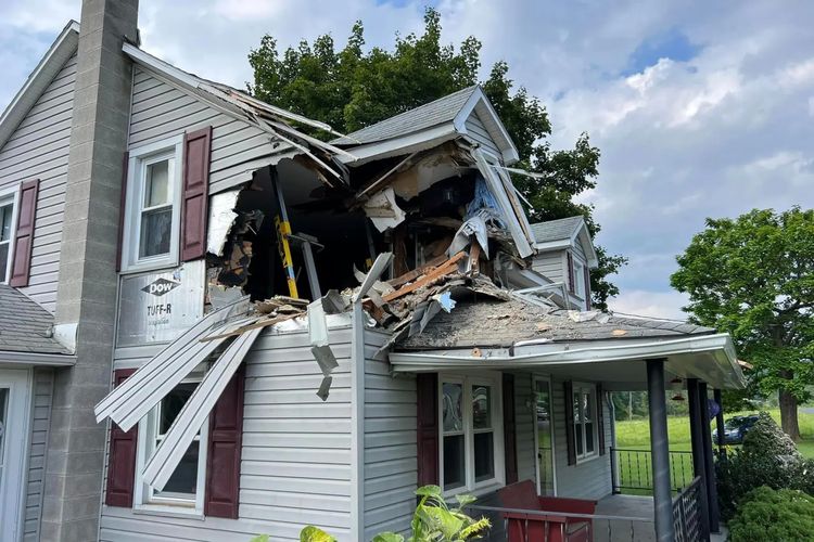 Kondisi lantai 2 sebuah rumah di Decatur Township, Pennsylvania, Amerika Serikat, setelah ditabrak mobil Corolla pada Minggu (6/8/2023).