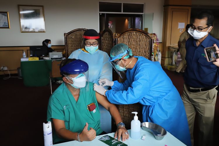 A number of elderly health workers in Surabaya began receiving the Covid-19 vaccine, Monday, February 8.