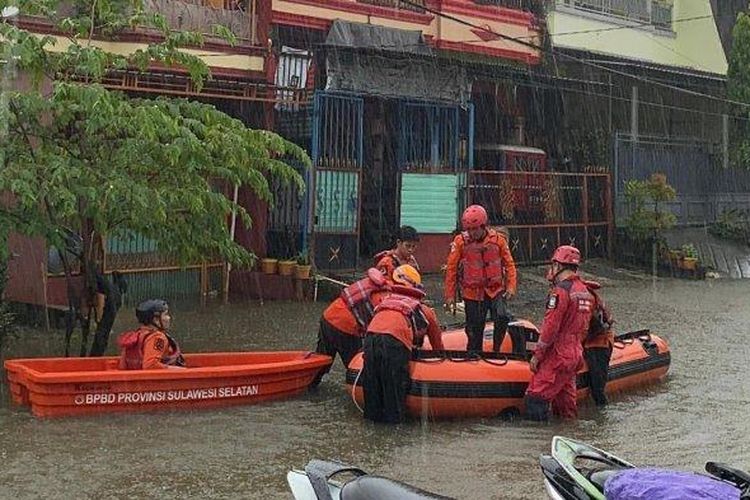 Proses evakuasi banjir di JL Ujung Bori Kelurahan Manggala Kecamatan Manggala Kota Makassar, oleh personel BPBD Makassar, Selasa (11/2/2025).