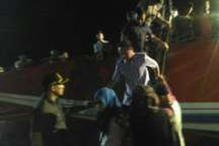 Sekretaris Daerah Kabupaten Buton Selatan Ahmad Zakir (tengah) turun dari kapal setibanya di Pelabuhan Nusantara Kendari, Jumat (18/3/2016) malam. Ahmad ditahan di Rutan Klas II A Kendari karena dugaan korupsi dana bantuan sosial.