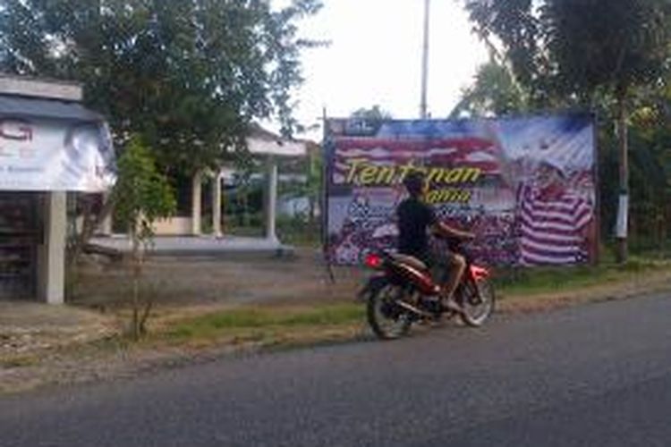 Reklame liar berbau politik bertebaran di beberapa ruas jalan di Kabupaten Pamekasn. Reklame tersebut tidak mengantongi ijin dari pemerintah setempat.