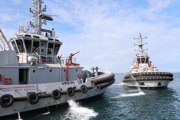 Dua kapal tunda atau tugboat baru resmi memperkuat jajaran Komando Armada (Koarmada) III.  Panglima Komando Armada (Pangkoarmada) IIl Laksamana Muda Rachmad Jayadi memimpin acara penyambutan dan penerimaan dua kapal tunda yang diberi nama TD Umsini dan TD Irau itu di Dermaga Mako Lantamal XIV Sorong, Papua Barat Daya, Kamis (2/11/2023).