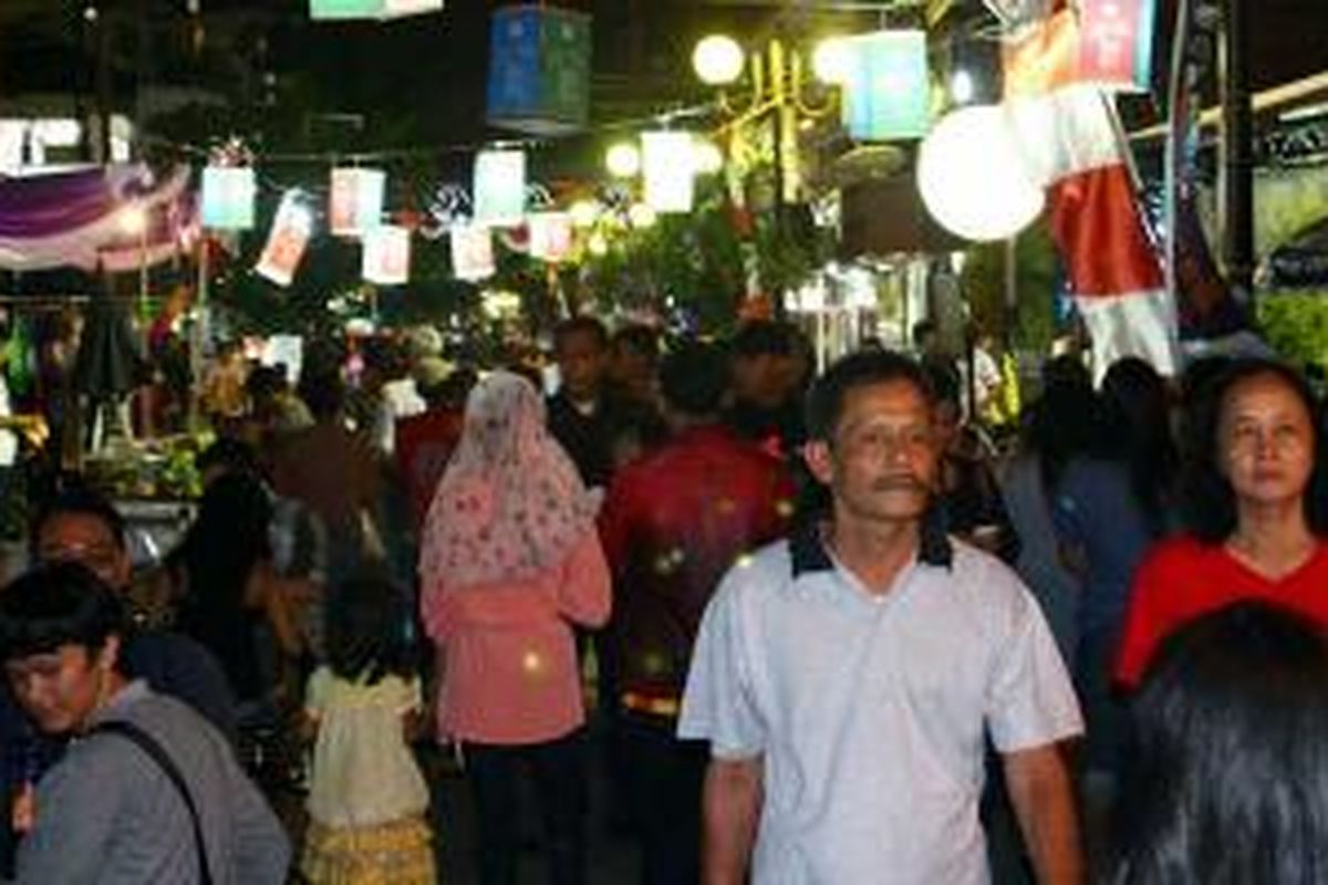 Pengunjung semakin bertambah pada malam hari di Festival Jalan Jaksa 2013, Jumat (23/8).