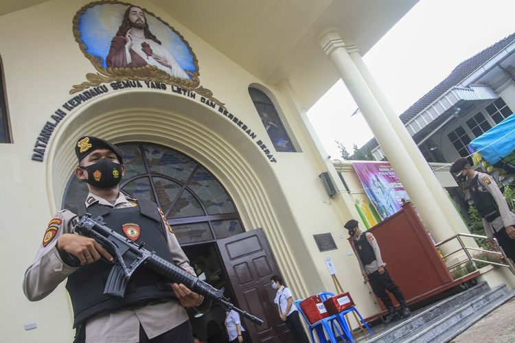 Polisi bersenjata lengkap melakukan pengamanan di Gereja Katolik Hati Kudus Paroki Palembang, Jumat (2/4/2021).
