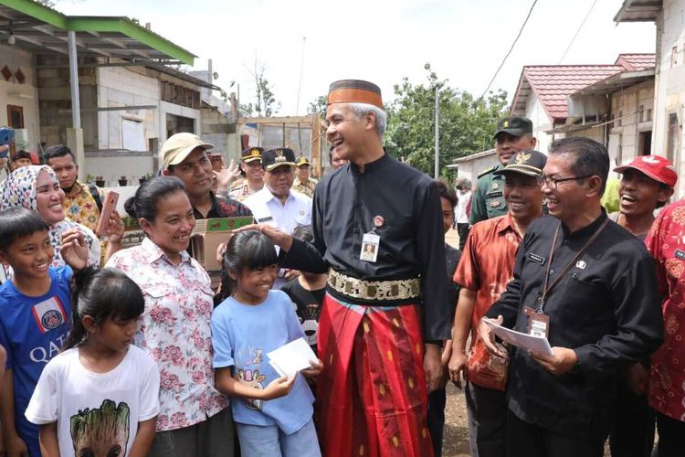 Gubernur Jateng Ganjar Pranowo usai meninjau bantuan 49 unit rumah panel instan (ruspin) di Desa Kedungcino, Jepara, Kamis (30/3/2023).