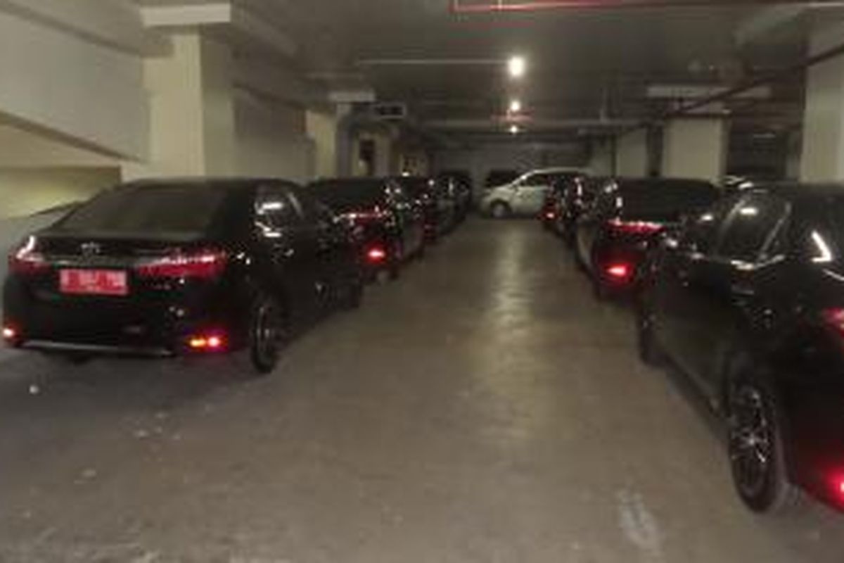 Puluhan mobil sedan merek Toyota Corolla Altis yang terparkir di basement Gedung DPRD DKI, Rabu (2/9/2015). Kendaraan-kendaraan yang baru saja dibeli ini rencananya akan digunakan sebagai mobil dinas anggota DPRD DKI.