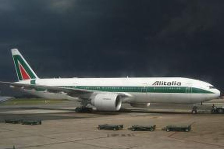 Sebuah pesawat Boeing 777-200ER milik maskapai penerbangan Italia, Alitalia.