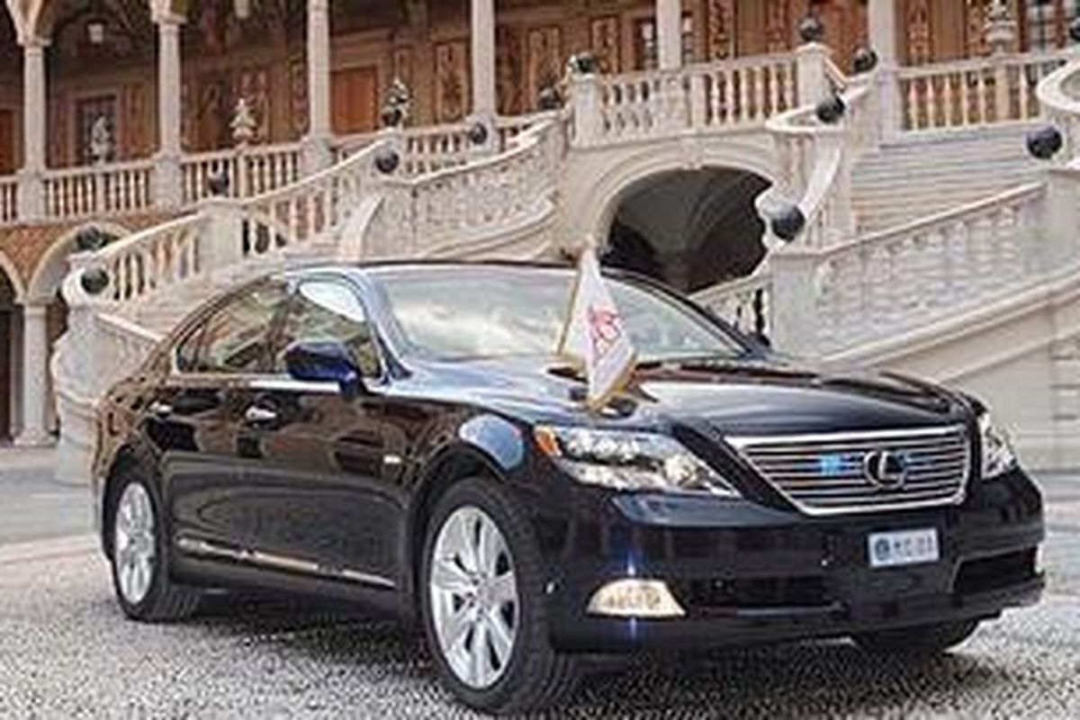 Lexus LS600h yang akan menjadi mobil resmi Pasangan Pengantin Kerajaan Monaco