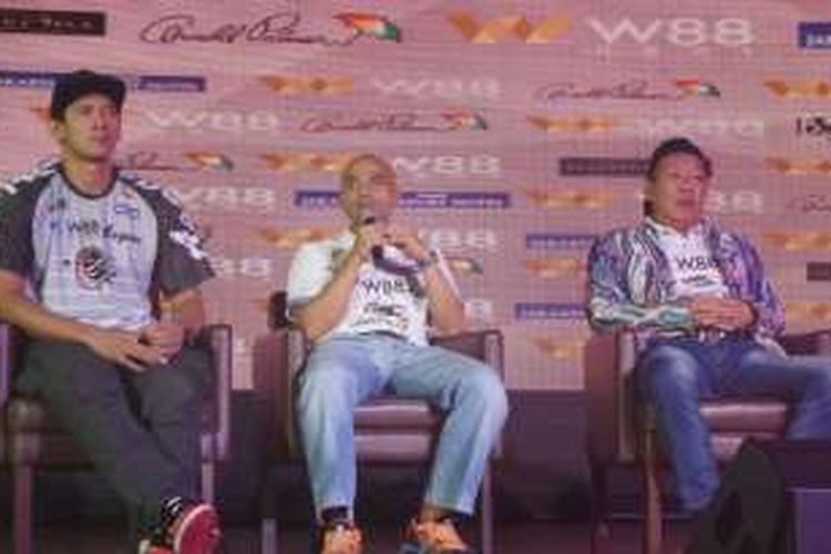 Pelatih kepala W88.news Aspac Jakarta, AF Rinaldo (tengah), saat menjadi narasumber pada konferensi pers tim di Jakarta, Senin (16/1/2017). Dia didampingi kapten tim Fandi Andika Ramadhani (kiri) dan pemilik klub Irawan Haryono.