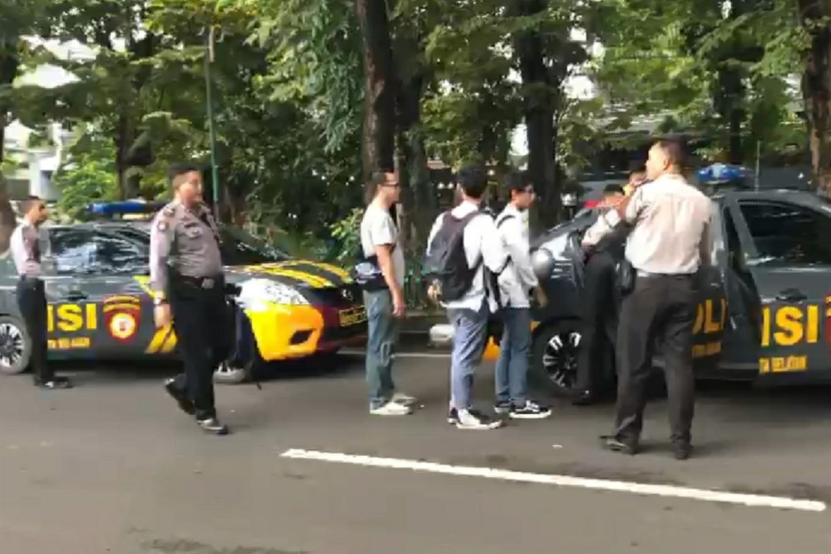 polisi mengamankan pelajar yang terlibat tawuran di Jalan Brawijaya I, Kebayoran Baru, Jakarta Selatan, Jumat (21/2/2020)