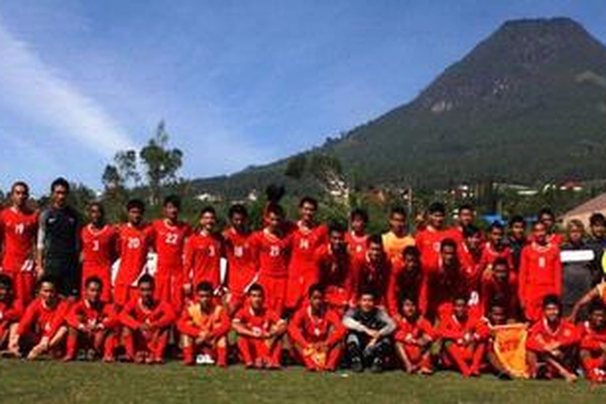 Para pemain berfoto bersama bersama jajaran pelatih, usai mengiktui seleksi Timnas U-23 di Kota Batu, Jawa Timur, Sabtu (30/7/2011).