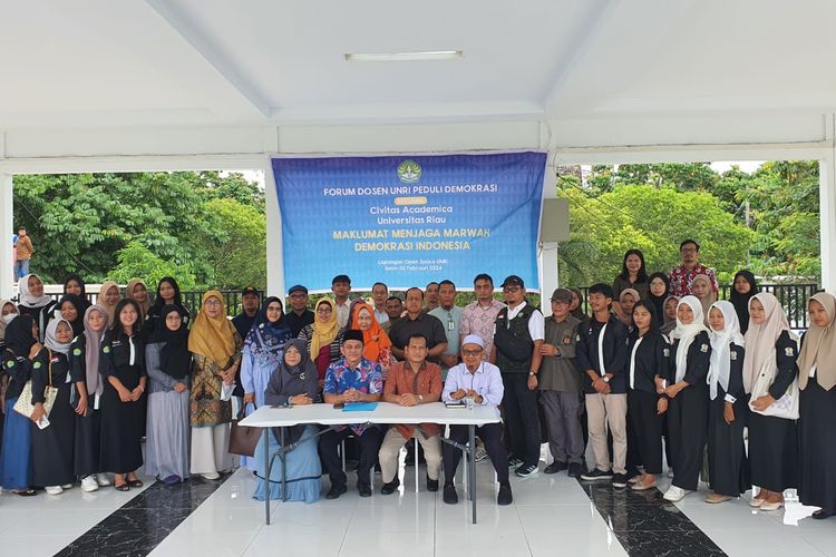 Sivitas Universitas Riau menyampaikan maklumat tentang keprihatinan terhadap kondisi demokrasi di Indonesia, di Pekanbaru, Riau, Senin (5/2/2024).