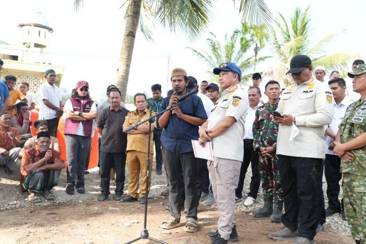 Mendagri Muhammad Tito Karnavian meninjau langsung kondisi pengungsi di Kabupaten Aceh Tamiang.
