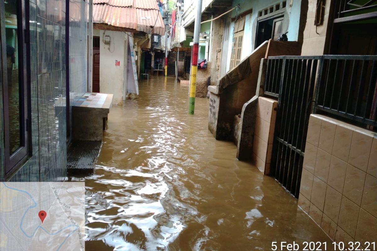 Banjir di Kelurahan Kampung Melayu, Jatinegara, Jakarta Timur, Jumat 95/2/2021).