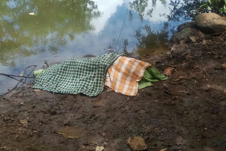Jasad Fatir (15) sesaat setelah ditemukan mengapung di sungai Kabupaten Takalar, Sulawesi Selatan. Minggu, (2/12/2018).