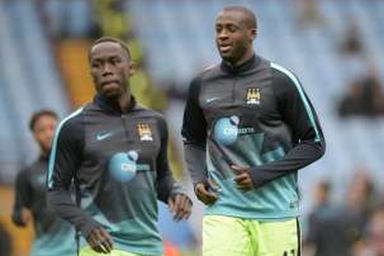 Bacary Sagna dan Yaya Toure saat melakukan pemanasan jelang laga Aston Villa vs Manchester City, November 2015.