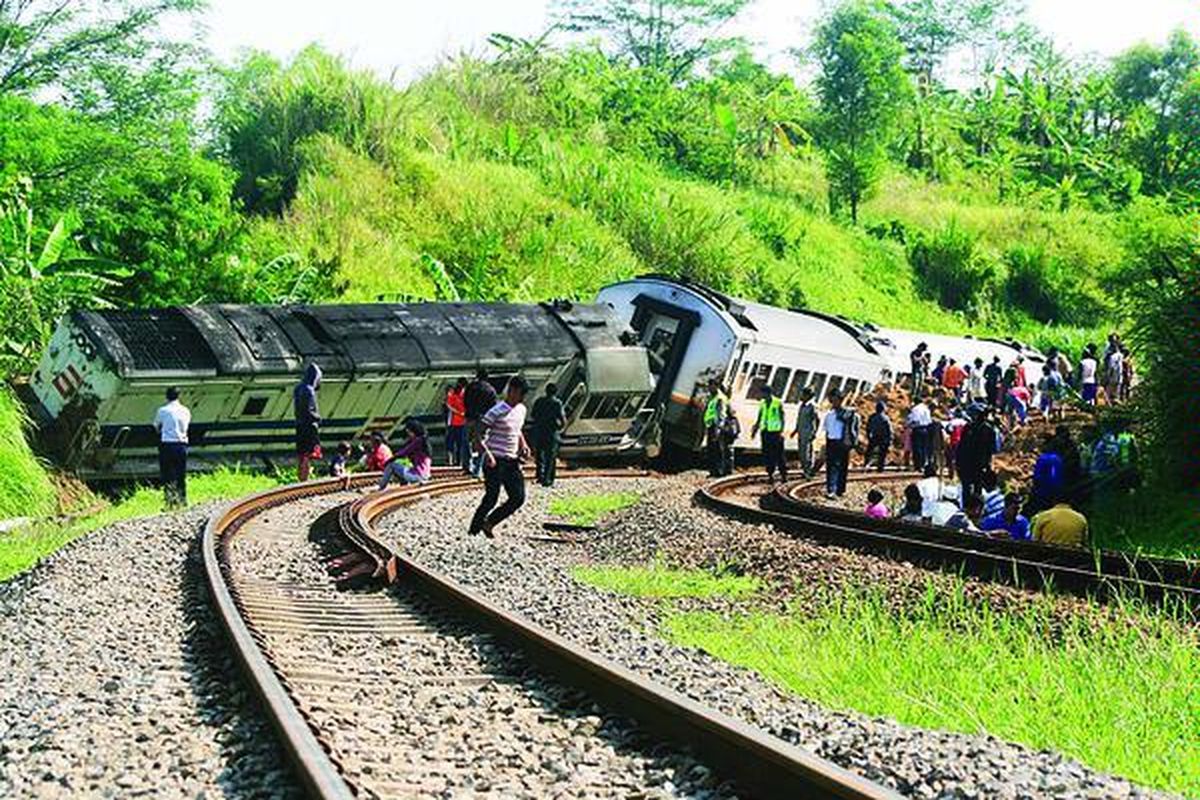 Kereta Api Harina jurusan Semarang-Bandung anjlok akibat menghantam tanah longsor di Kilometer 111 di Kampung Pasir Ipis, Desa Mekargalih, Kecamatan Jatiluhur, Kabupaten Purwakarta, Jawa Barat, Kamis (21/10). Tidak ada korban jiwa dalam peristiwa tersebut. Namun, sejumlah perjalanan kereta terhenti karena jalur Jakarta-Bandung tertutup di daerah itu.