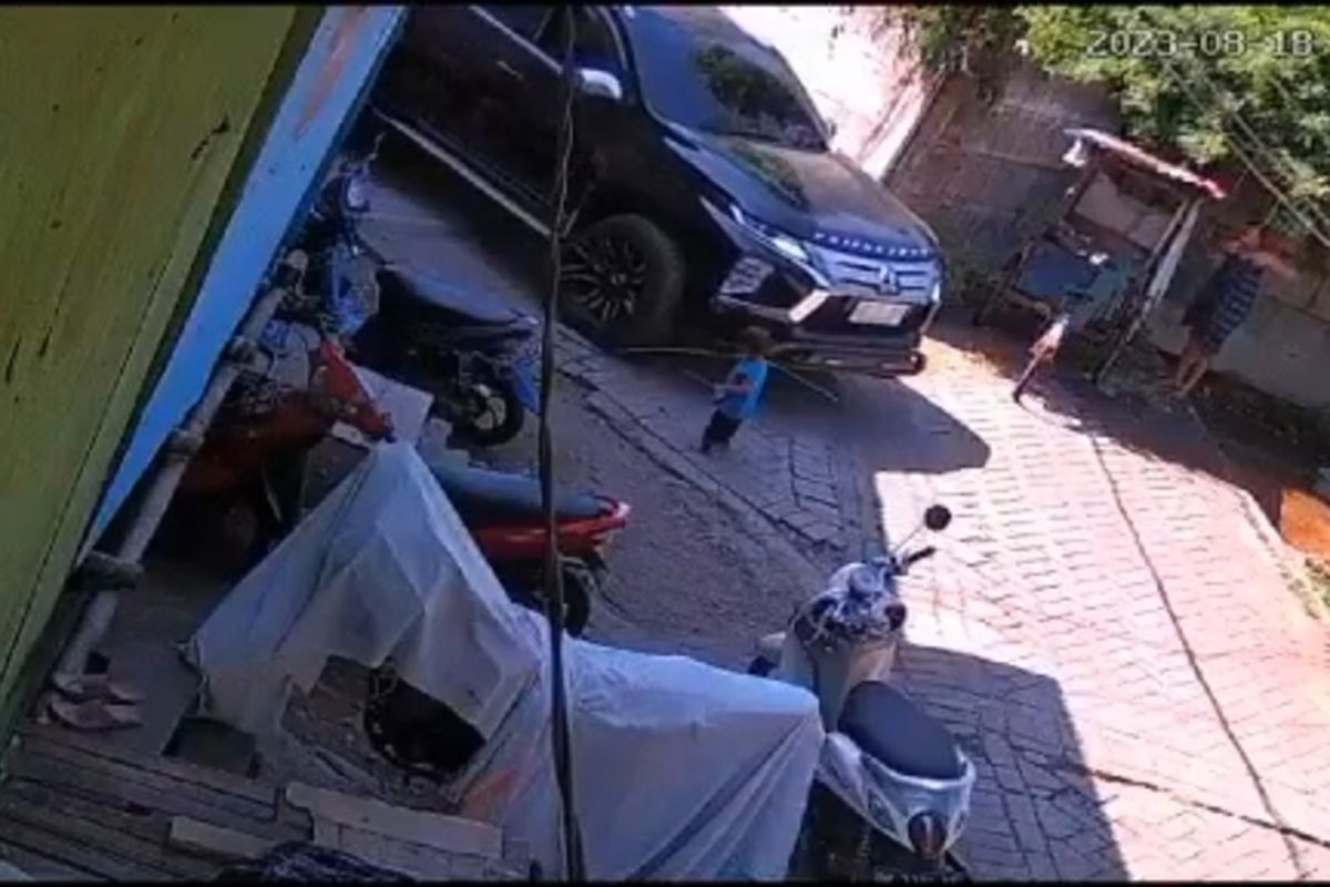 Potongan video yang memperlihatkan detik-detik balita di Makassar terlindas mobil mewah Pajero Sport di kawasan Jalan Adiyaksa Baru Lorong 7, Kecamatan Panakkukang, Kota Makassar, Sulawesi Selatan (Sulsel)