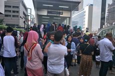 Stasiun MRT Bunderan HI Ditutup, Penumpang Rela Panas-panasan Menunggu