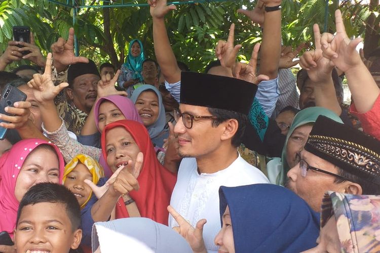 Cawapres nomor urut 02 Sandiaga Uno bertemu dengan relawan emak-emak Prabowo-Sandi usia takziah di rumah almarhum Ketua KPPS TPS 028 Hazairin di Kelurahan Delima, Kecamatan Tampan, Pekanbaru, Riau, Sabtu (18/5/2019). 