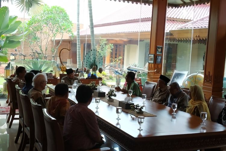 Sejumlah tokoh mengunjungi rumah mantan presiden BJ Habibie, di Jakarta, Rabu (1/5/2019). 