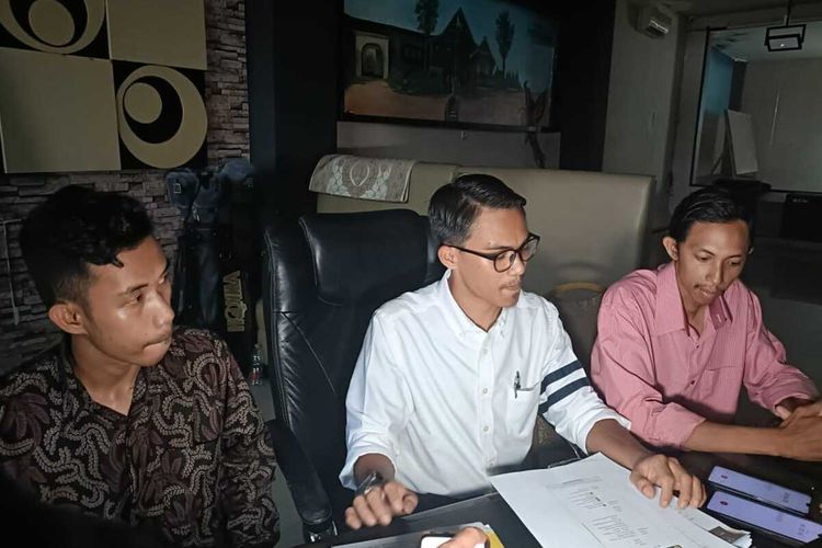 Penggugat KPU RI, Ahmad Syaifullah (baju merah muda) didampingi kuasa hukumnya Muallim Bahar diwawancarai awak media di bilangan Jalan Topaz Raya, Kota Makassar, Sulsel, Selasa (14/11/2023).